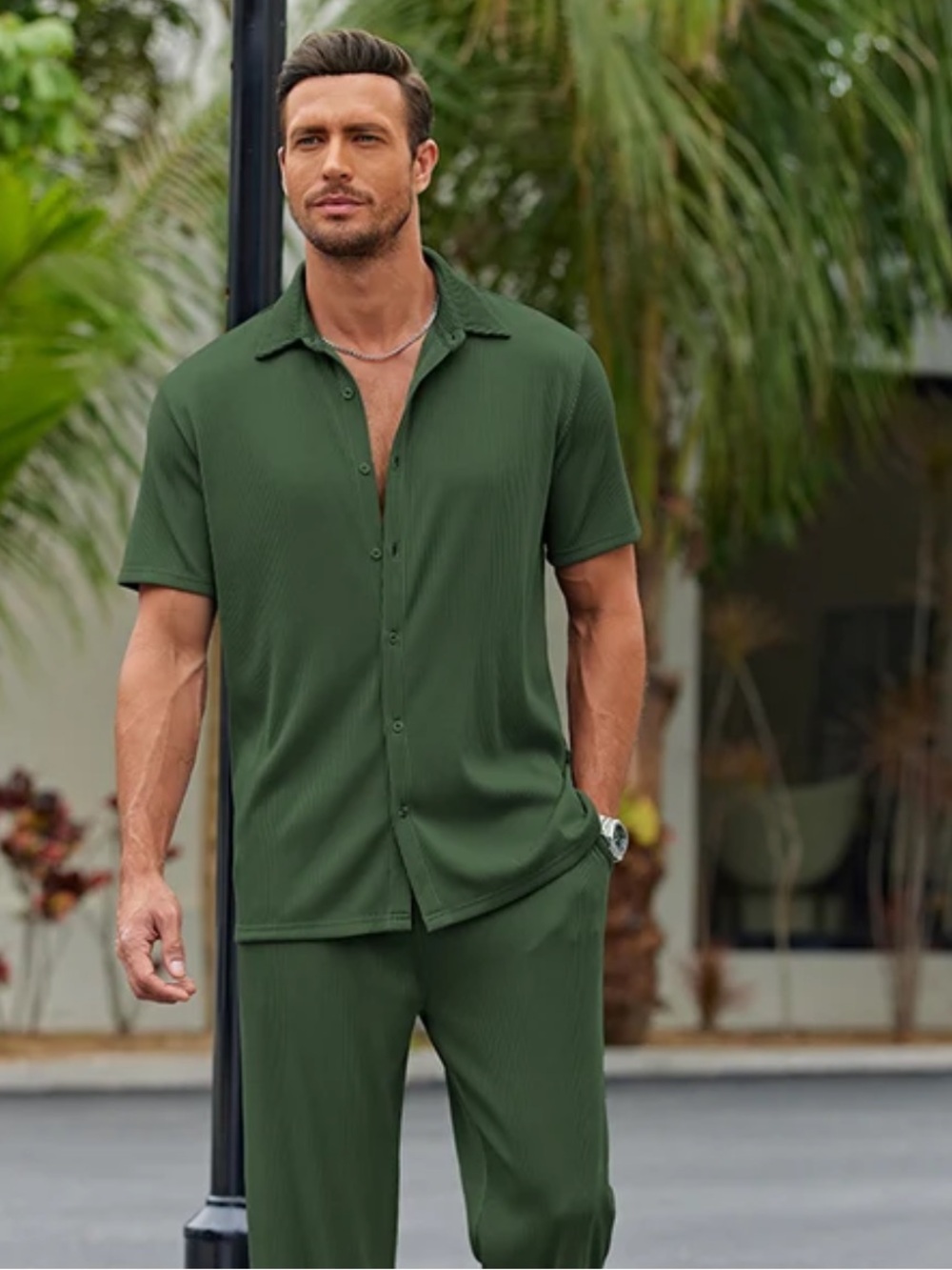 Men's relaxed fit Short-Sleeve Button-Down Shirt in Olive Green with pocket